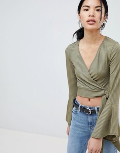 Топ в рубчик с запахом и расклешенными рукавами New Look - Зеленый