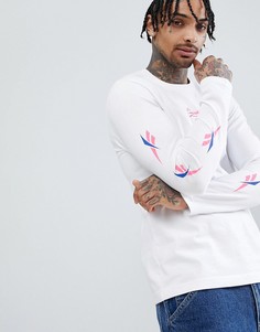 Белый лонгслив с принтом на рукавах Reebok DN9806 - Белый