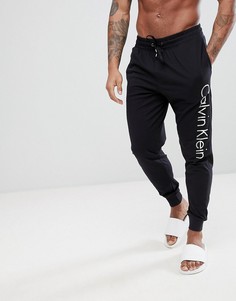 Джоггеры классического кроя с логотипом и манжетами Calvin Klein - Черный