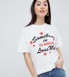 Свободная футболка с принтом Somebody Loves Me ASOS DESIGN Petite - Кремовый