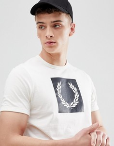 Белая футболка с принтом лаврового венка Fred Perry - Белый