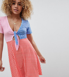 Короткое приталенное платье колор блок в клетку с завязкой ASOS DESIGN Petite - Мульти