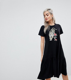 Платье-футболка с удлиненным краем и вышивкой ASOS PETITE - Черный