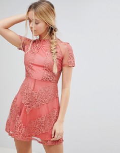 Короткое приталенное платье из кружева Glamorous - Розовый