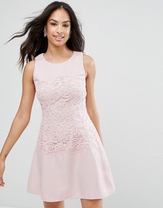 Розовое короткое приталенное платье с отделкой кружевом Ax Paris - Розовый