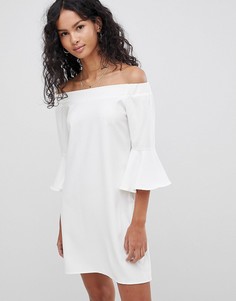 Платье с открытыми плечами и расклешенными рукавами Glamorous - Белый