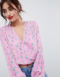 Розовый плиссированный кроп-топ с запахом и цветочным принтом ASOS DESIGN - Мульти