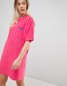 Платье-футболка с надписью ASOS DESIGN - Розовый