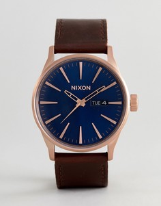Часы с коричневым кожаным ремешком Nixon A105 Sentry - Коричневый