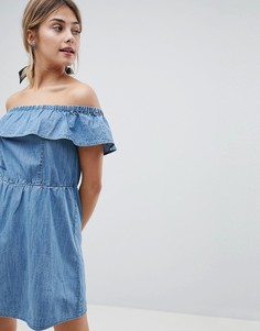 Джинсовое платье с открытыми плечами и оборкой Miss Selfridge - Синий