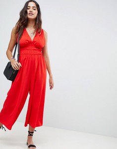 Комбинезон с глубоким вырезом и присборенной талией ASOS DESIGN - Красный