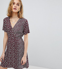 Платье на пуговицах с запахом и принтом Reclaimed Vintage Inspired - Красный