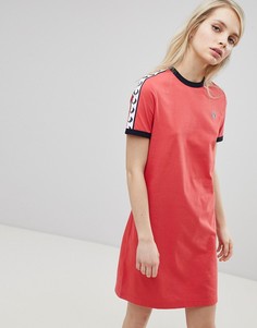 Платье-футболка с логотипом и отделкой лентой Fred Perry - Красный