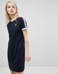 Платье-футболка с логотипом и отделкой лентой Fred Perry - Темно-синий