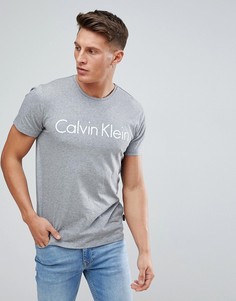 Серая футболка с круглым вырезом и логотипом Calvin Klein - Серый