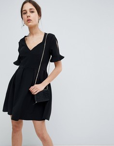 Свободное платье мини с V-образным вырезом и оборками на манжетах ASOS DESIGN - Черный