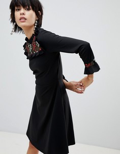 Короткое приталенное платье с вышивкой Pieces - Черный