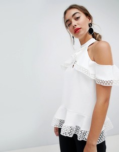 Топ с оборками, кружевной отделкой и открытыми плечами River Island - Кремовый