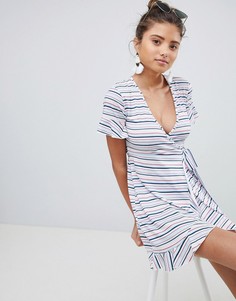 Платье в полоску с запахом PrettyLittleThing - Синий