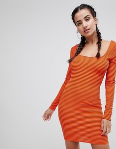 Полосатое платье в рубчик с квадратным вырезом PrettyLittleThing - Оранжевый