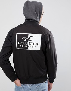 Черный эластичный бомбер с логотипом на спине и капюшоном Hollister - Черный