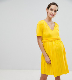 Плиссированное приталенное платье с запахом ASOS DESIGN Maternity - Желтый