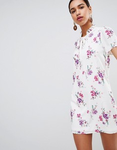 Платье с воротом на завязке и винтажным цветочным принтом Fashion Union - Белый