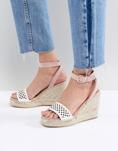 Сандалии на танкетке с вырезной отделкой River Island - Белый