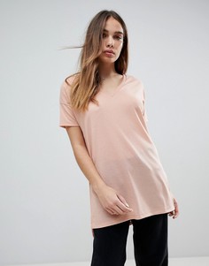 Легкая удлиненная oversize-футболка в рубчик с V-образным вырезом ASOS DESIGN - Розовый