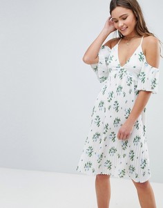 Плиссированное платье с открытыми плечами и цветочным принтом Boohoo - Белый