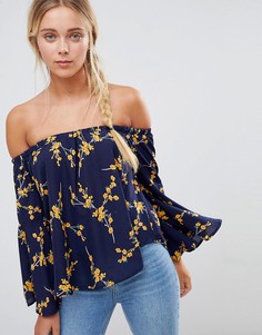 Топ с открытыми плечами и цветочным принтом QED London - Темно-синий