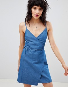 Синее джинсовое платье-комбинация с запахом ASOS DESIGN - Синий