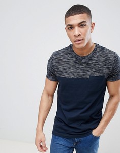Темно-синяя футболка с фактурной кокеткой и контрастным карманом ASOS DESIGN - Темно-синий