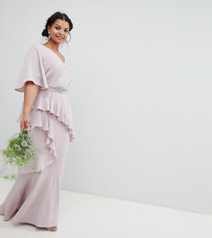Платье макси с рукавами клеш, оборкой и декорированным поясом ASOS DESIGN Curve Bridesmaid - Розовый