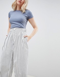 Монохромные свободные джинсы в полоску с перекрученными швами ASOS DESIGN - Белый