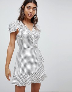 Чайное платье из вискозы в горошек с короткими рукавами Missguided - Белый