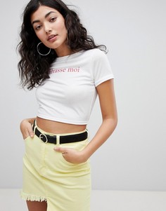 Кроп-топ с надписью Embrasse Moi PrettyLittleThing - Белый