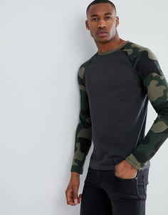 Лонгслив с камуфляжным принтом на рукавах ASOS DESIGN - Черный