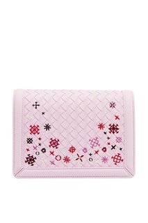 Плетеная розовая сумка с вышивкой Bottega Veneta