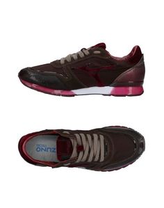 Низкие кеды и кроссовки Mizuno