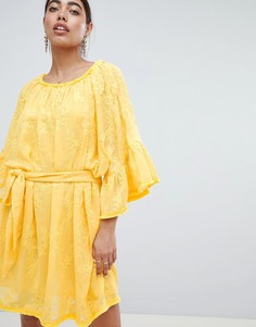 Платье мини с открытыми плечами, вышивкой и завязкой на талии Lost Ink - Желтый