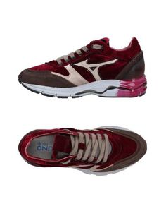 Низкие кеды и кроссовки Mizuno