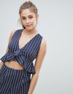 Кроп-топ в полоску с глубоким вырезом и оборкой PrettyLittleThing - Темно-синий