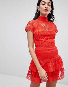 Кружевное ярусное платье PrettyLittleThing - Красный