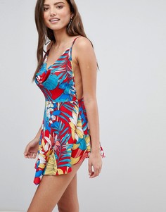 Платье мини с тропическим принтом и перекрестными бретелями на спине PrettyLittleThing - Красный
