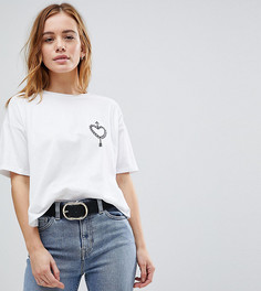 Футболка с принтом сердца и стрелы ASOS PETITE - Белый