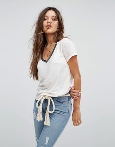 Футболка с глубоким V-образным вырезом Maison Scotch - Кремовый