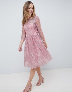 Платье миди с длинными рукавами и вышивкой Chi Chi London Premium - Розовый