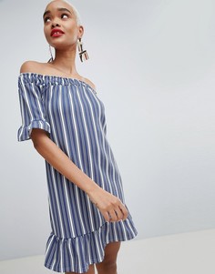 Платье в полоску с широким вырезом и оборками PrettyLittleThing - Мульти