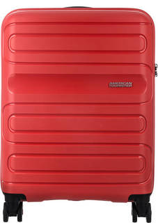 Маленький чемодан на колесах красного цвета American Tourister